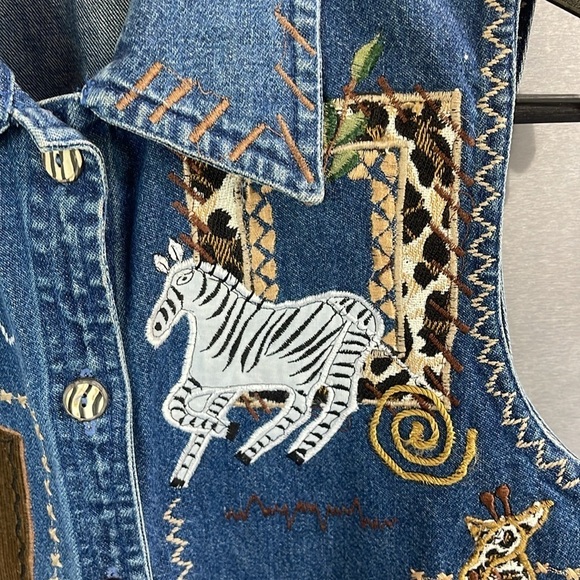 Dress Barn women’s S Animal Print Embroidered and material overlay Demin Vest - Picture 3 of 13